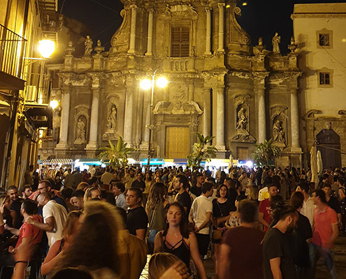 Sant'Anna square in palermo, nightlife, pubs, people dancing